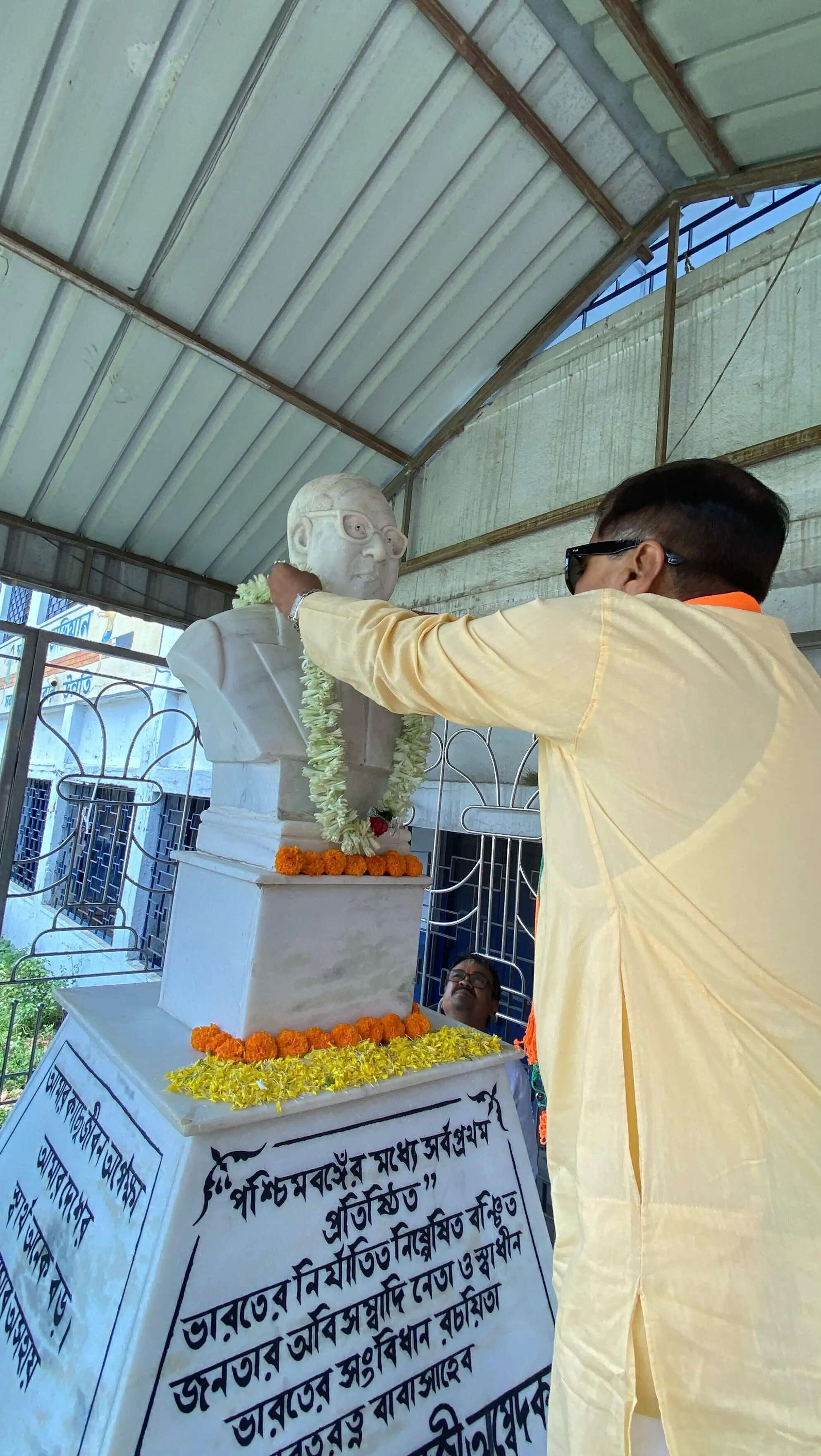 रिषड़ा में डॉ. आंबेडकर की प्रतिमा पर विधायक भास्कर भट्टाचार्य ने किया माल्यार्पण, पुराने विवाद का भी किया जिक्र