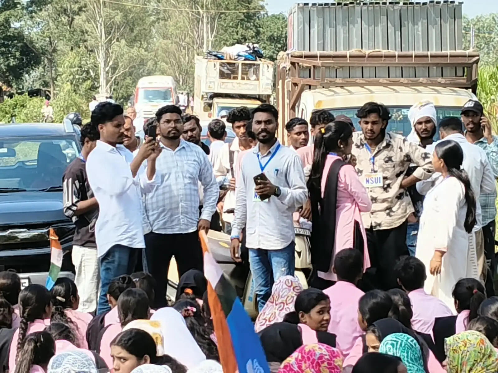 अनूपपुर: महाविद्यालय तक बस और सड़क की मांग, छात्रों ने रीवा - अमरकंटक मार्ग में किया चक्का जाम, अश्वासन पर किया समाप्त