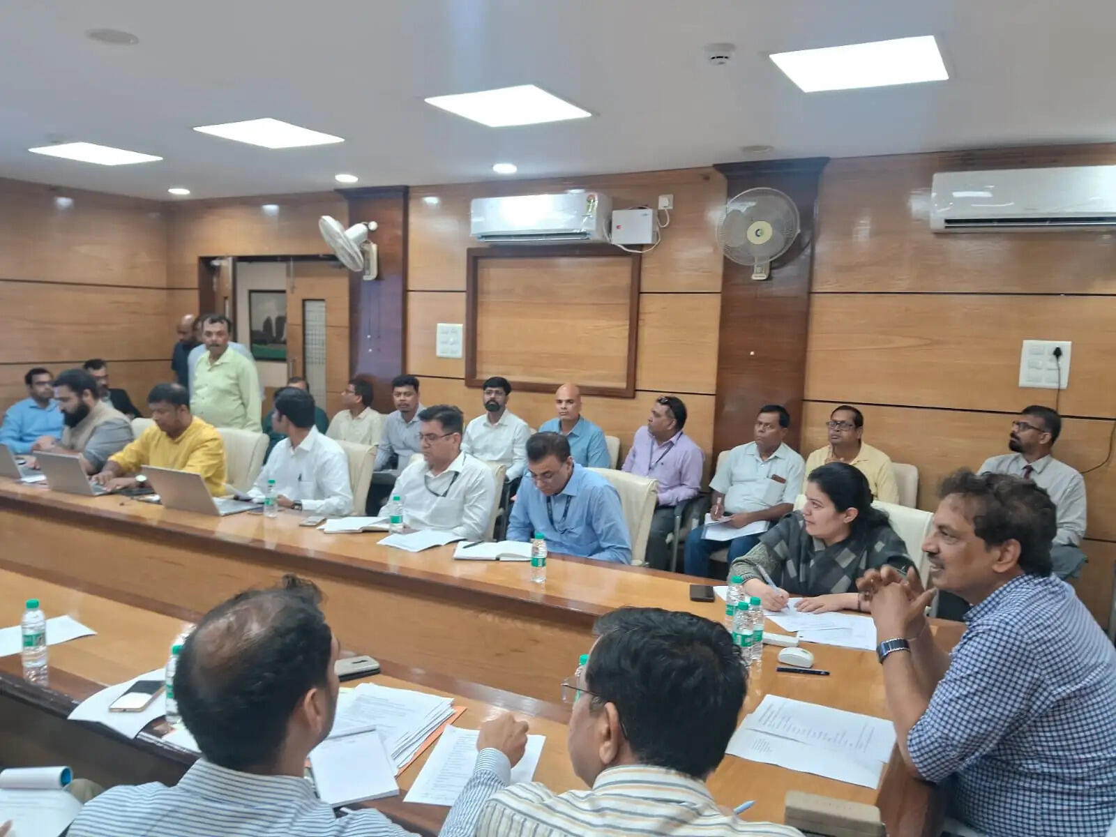 स्वास्थ्य संस्थानों में बढेगी इंटरनेट हाई स्पीड कनेक्टिविटी, अपर सचिव ने की समीक्षा