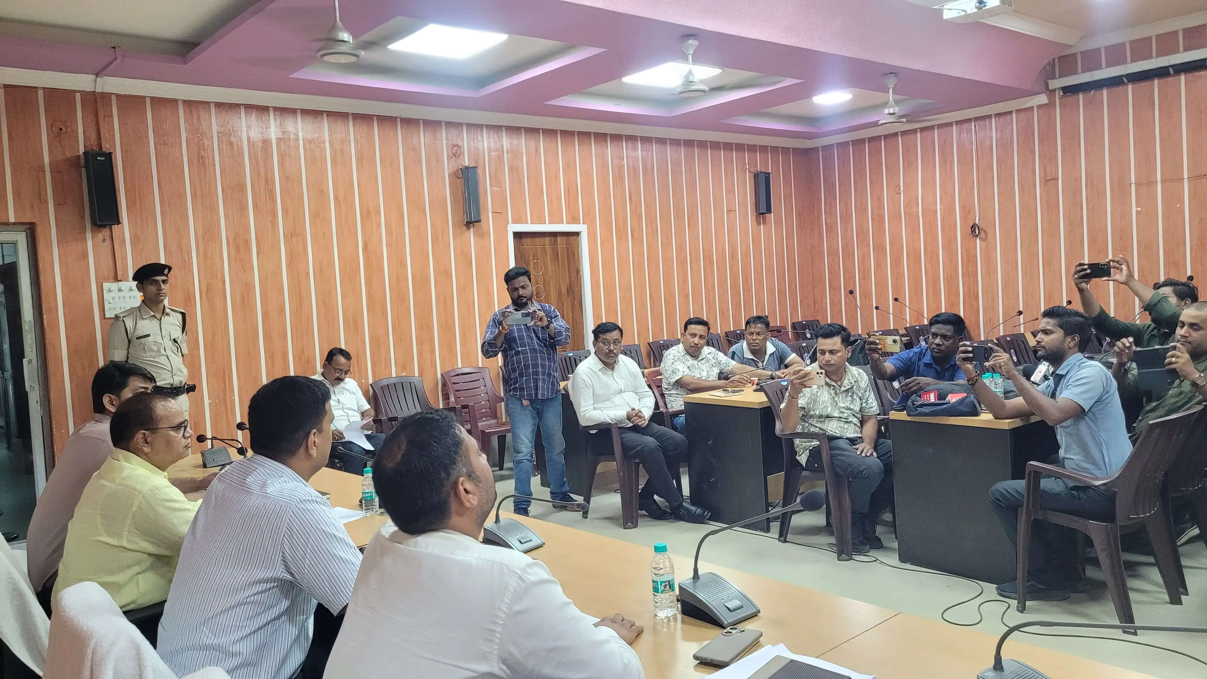 रिश्वत लेते वीडियो वायरल होने पर राजस्व कर्मचारी निलंबित, जांच के लिए तीन-सदस्यीय समिति गठित