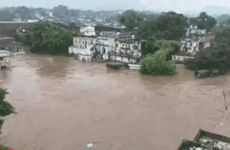 मप्र के सतना जिले समेत 4 जिलों में बाढ़ से बिगड़े हालात, आज 10 जिलों में भारी बारिश का अलर्ट