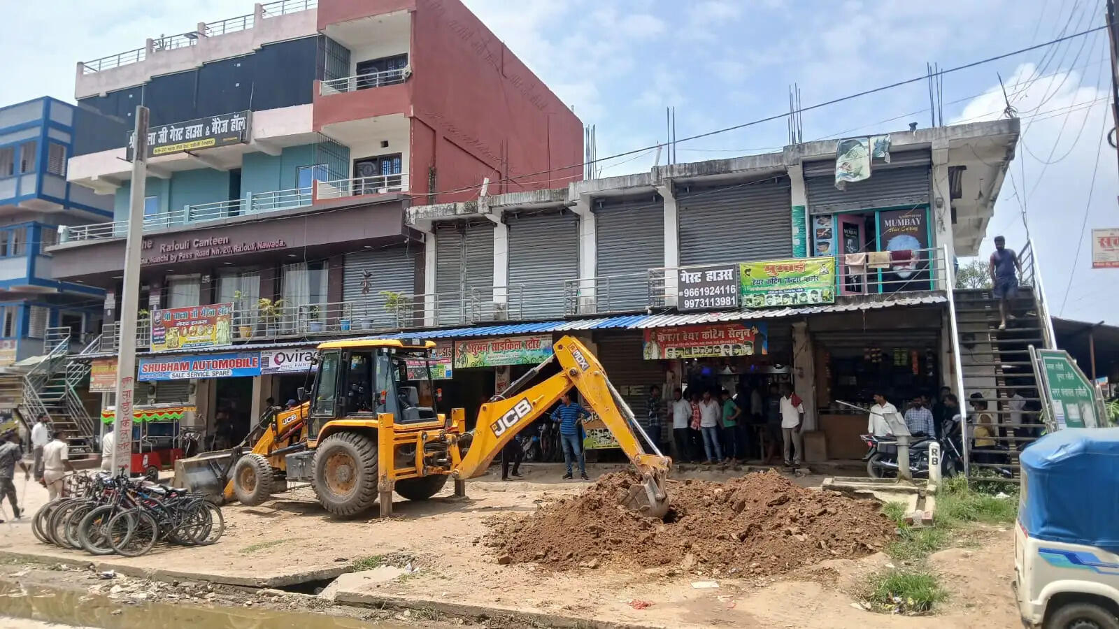 एनएच-20 पर अतिक्रमण मुक्त अभियान जारी, चला बुलडोजर