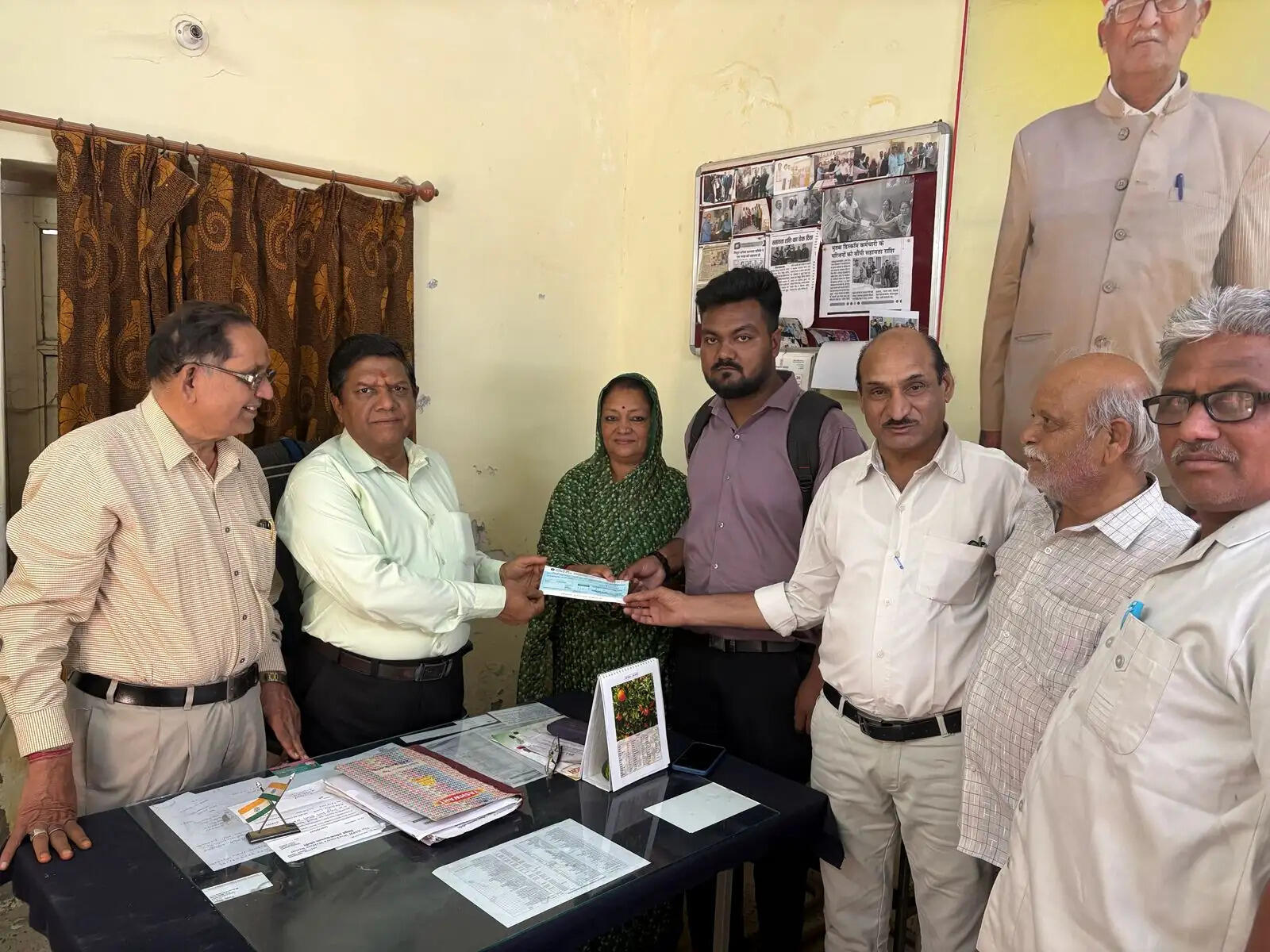 मृतक डिस्कॉमकर्मी की पत्नी को आर्थिक सहायता