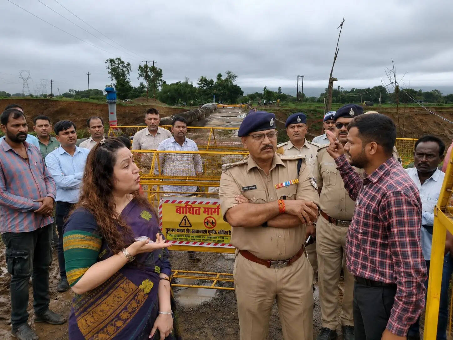 बरगी नहर पर बने पुल की साइडवाल में आई दरार, दर्जनभर से अधिक गांवों पर असर; प्रशासन ने मार्ग बंद कराया