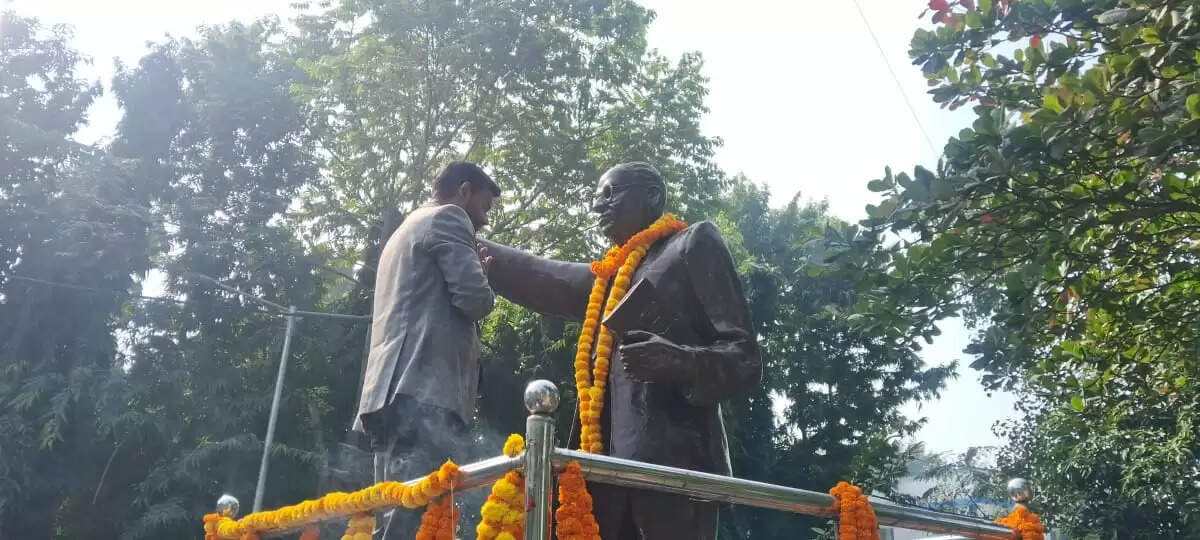 महापरिनिर्वाण दिवस पर संविधान निर्माता को डीएम और अधिकारियों ने दी श्रद्धांजलि