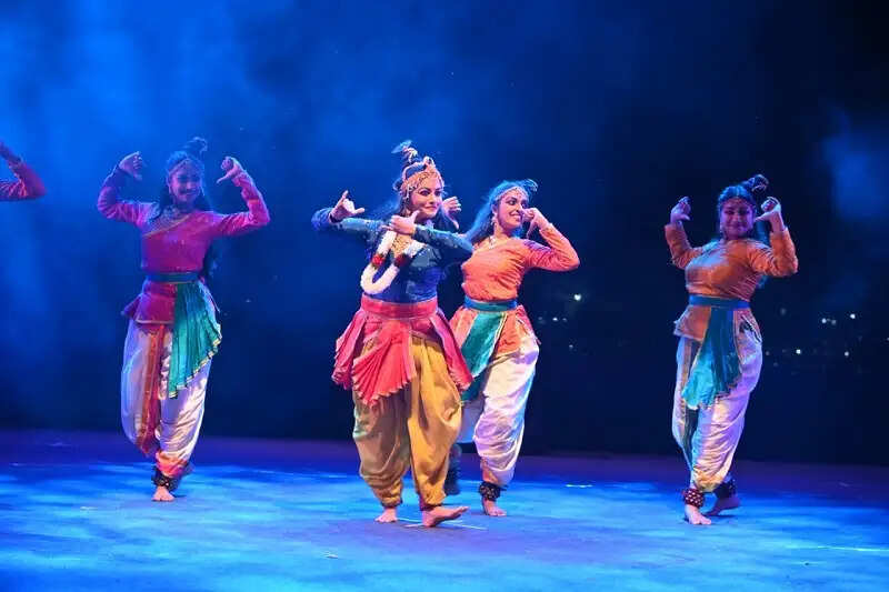 भोपालः सदानीरा समागम में गोवर्धन लीला का अनूठा मंचन, ड्रोन से आसमान में दिखा इंद्र स्वरूप
