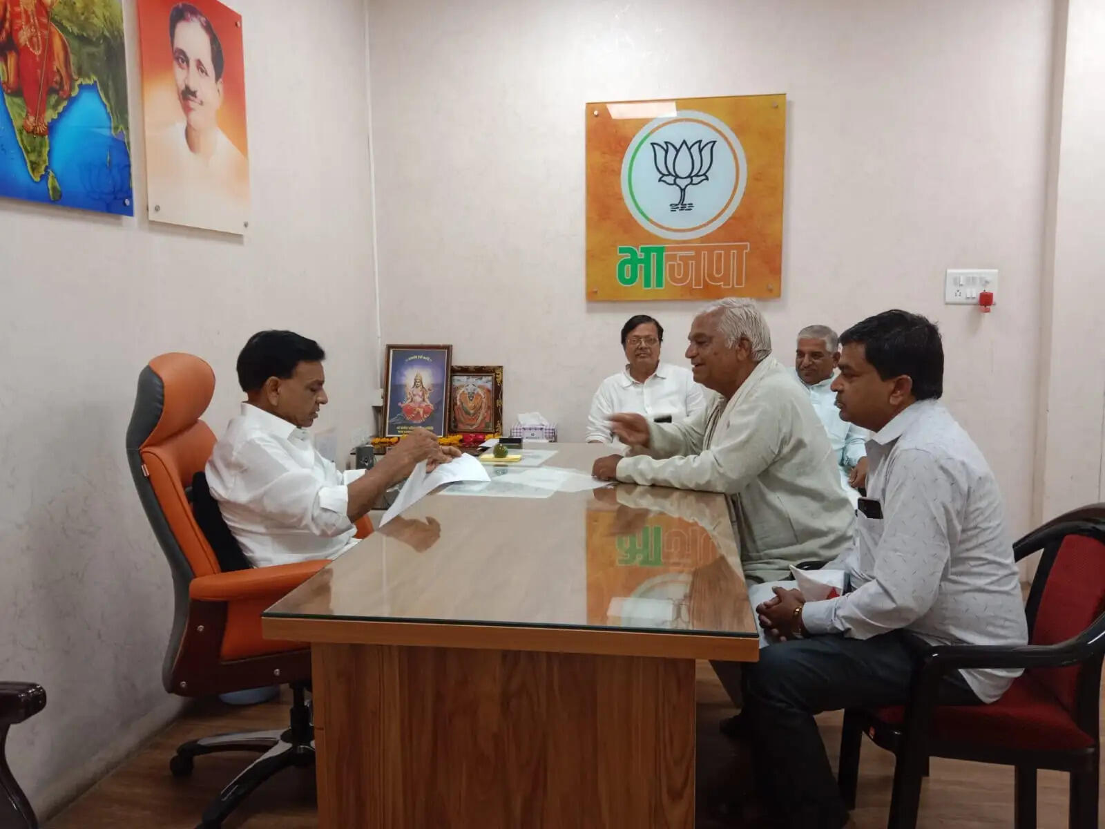 भाजपा प्रदेश कार्यालय में उप मुख्यमंत्री&nbsp;देवड़ा ने कार्यकर्ताओं से किया संवाद, जनसमस्याओं के त्वरित निराकरण के दिए निर्देश