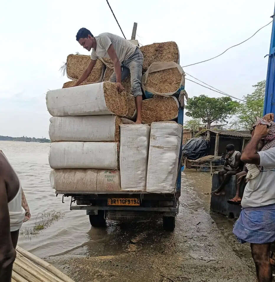 बाढ़ के बीच मवेशियों तक पहुंचा चारा, डीएम की तत्परता से पीड़ितों को मिली राहत