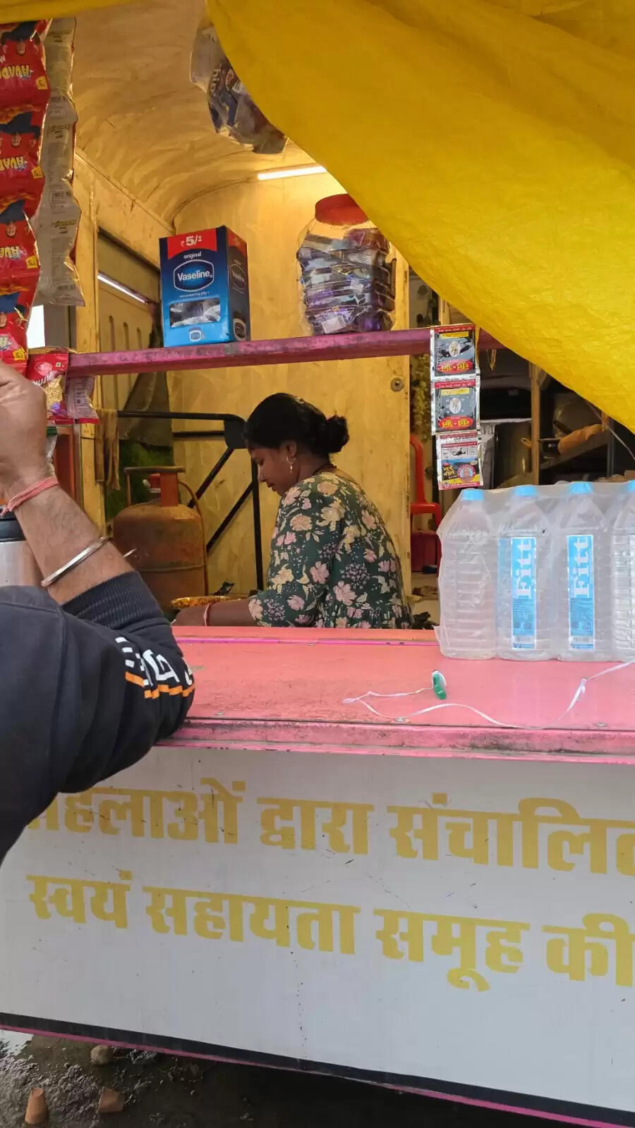 कबाड़ बस को बना दिया रोजगार का जरिया