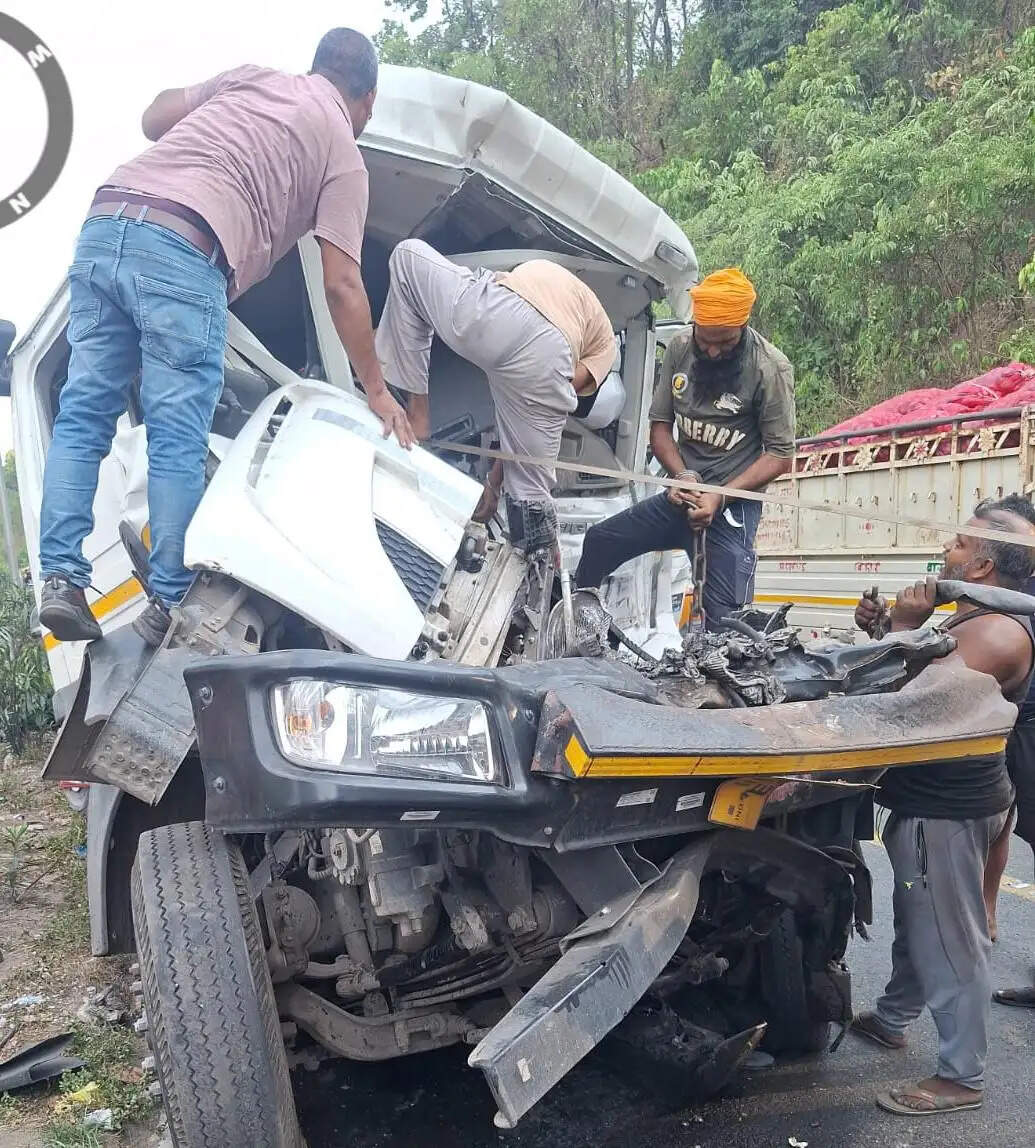 चुटूपालू घाटी में ब्रेकफेल ट्रेलर दुर्घटनाग्रस्त, चालक घायल