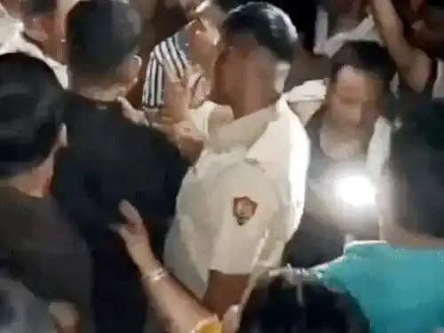 फरीदाबाद : बिजली संकट से परेशान लोगों ने लगाया सडक़ पर जाम