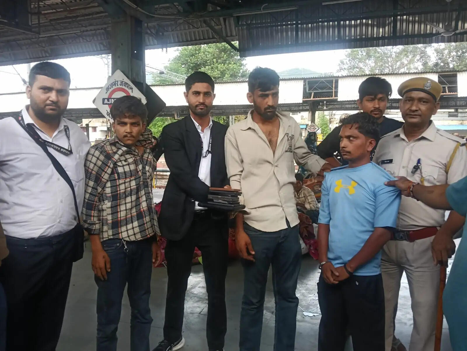 टीटीई चेकिंग स्टाफ की सतर्कता से ट्रेन में चार शातिर चोर गिरफ्तार