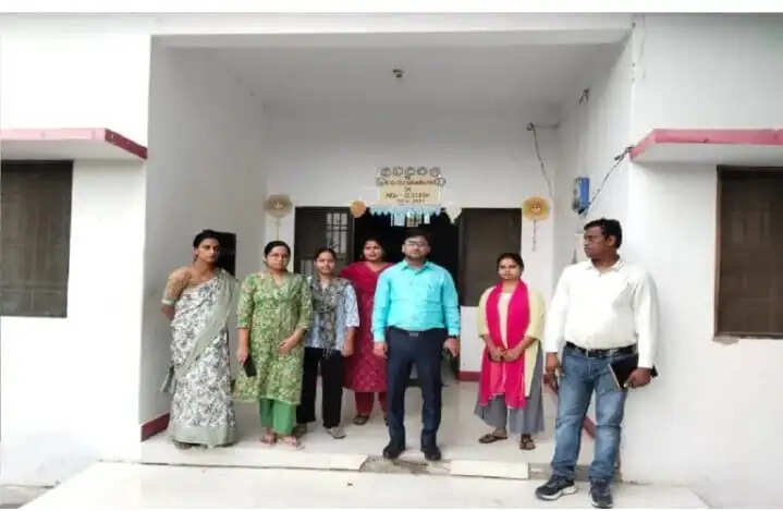 फर्रुखाबाद: बीएसए ने बालिका विद्यालय पहुंच छात्राओं से किए सवाल,परखी शिक्षा की गुणवत्ता