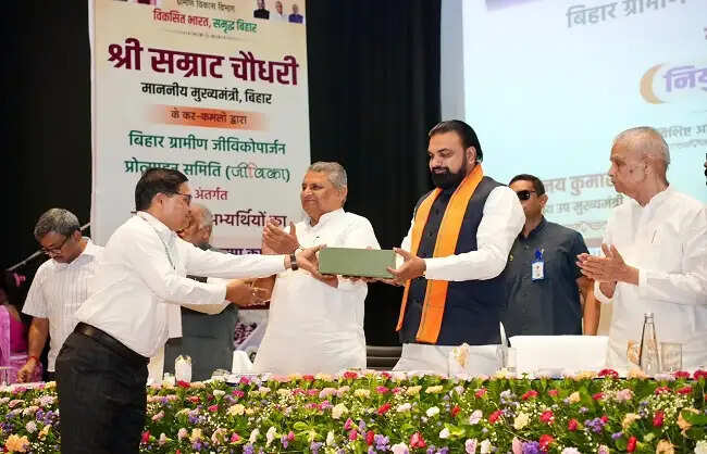 मुख्यमंत्री ने जीविका के 2,446 नवचयनित अभ्यर्थियों को बांटे नियुक्ति पत्र