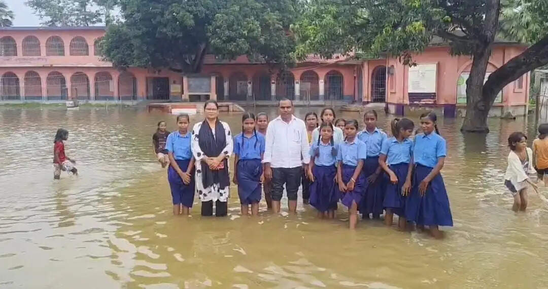 नाथनगर में बाढ़ का तांडव, स्कूल डूबे, गांवों का संपर्क टूटा, घुटने भर पानी में जाने को मजबूर नौनिहाल