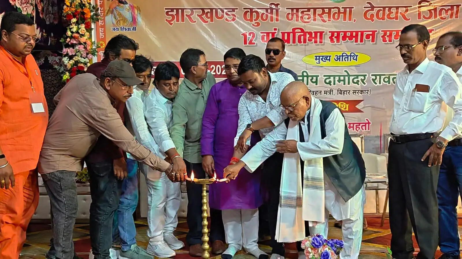 कुर्मी महासभा ने मेधावी छात्र-छात्राओं को किया सम्मानित