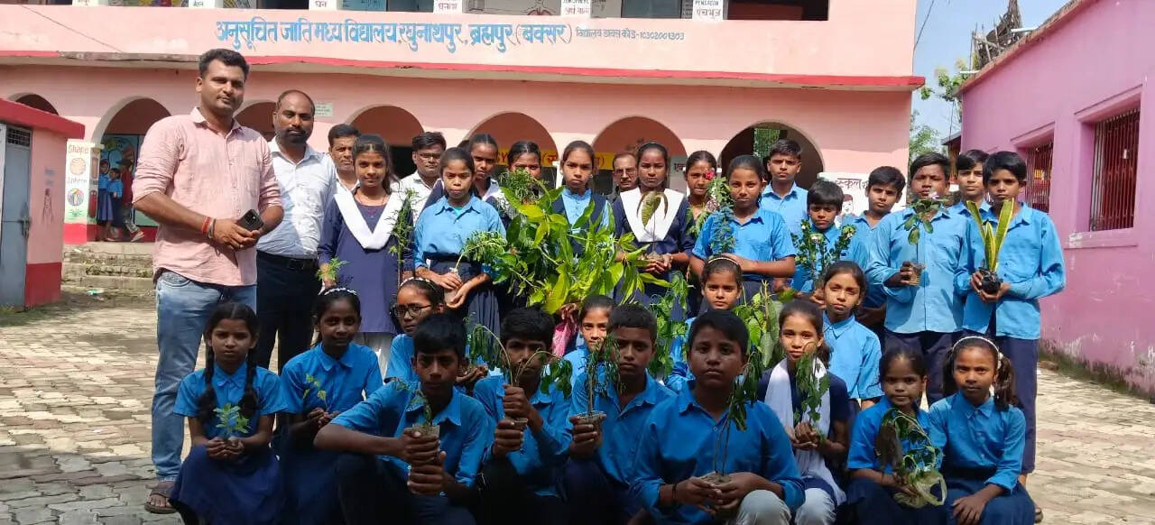 बक्सर में एससी मध्य विद्यालय में एक पेड़ मां के नाम अभियान के तहत पौधरोपण कार्यक्रम आयोजित