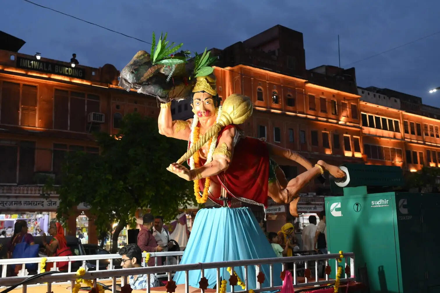 वीर बजरंग बली अपने आराध्य भगवान श्रीराम—माता जानकी के साथ नगर भ्रमण पर निकले