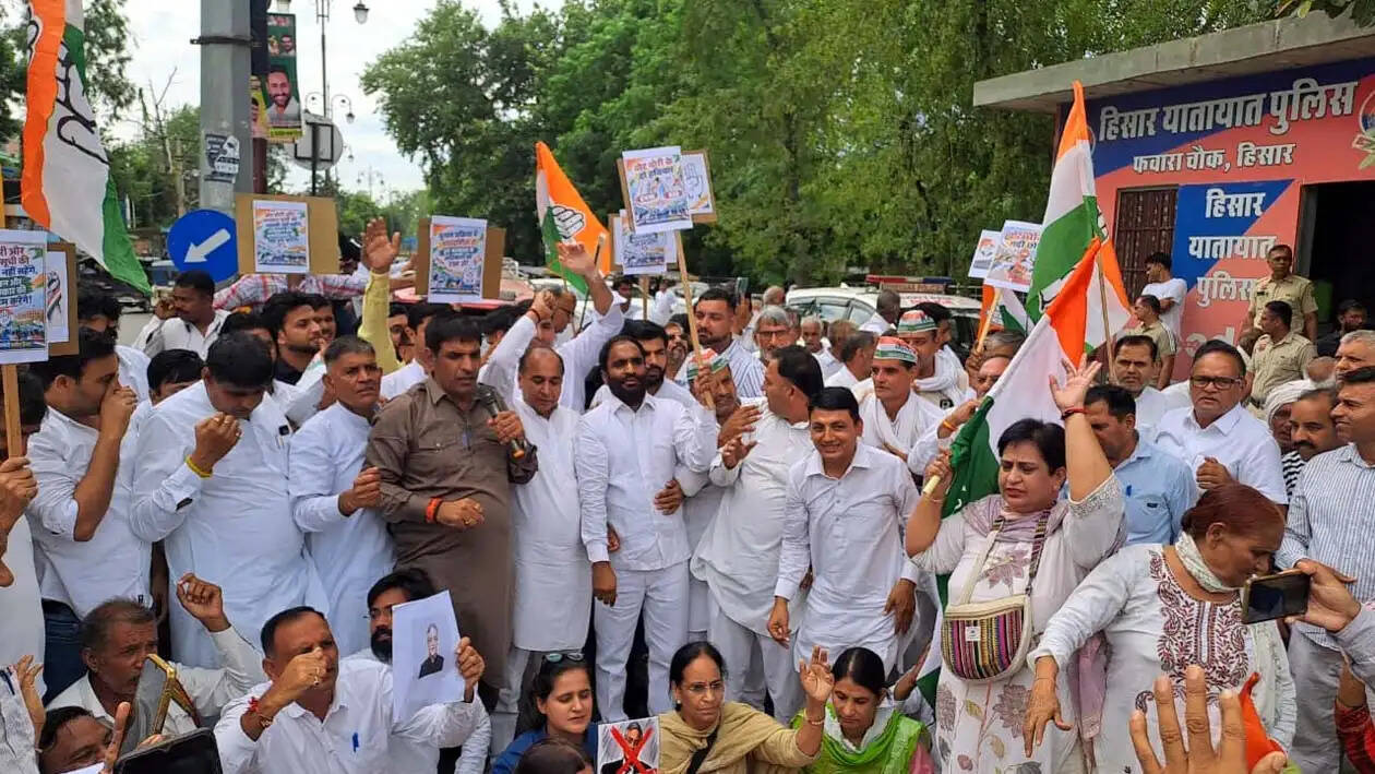 हिसार : वोट चोरी के आरोपों पर कांग्रेस ने किया प्रदर्शन, पुतले फूंके