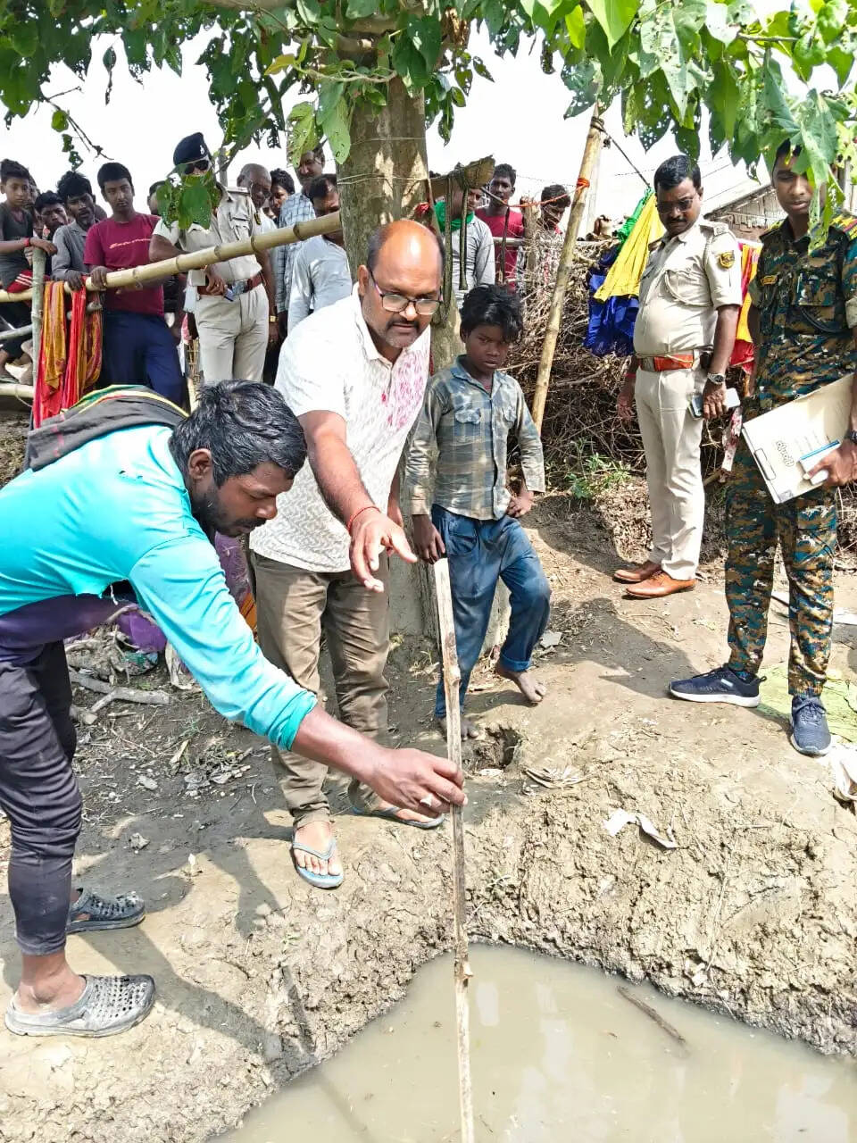 सड़क किनारे पानी भरे गड्ढे में डूबने से दो बच्चे की मौत