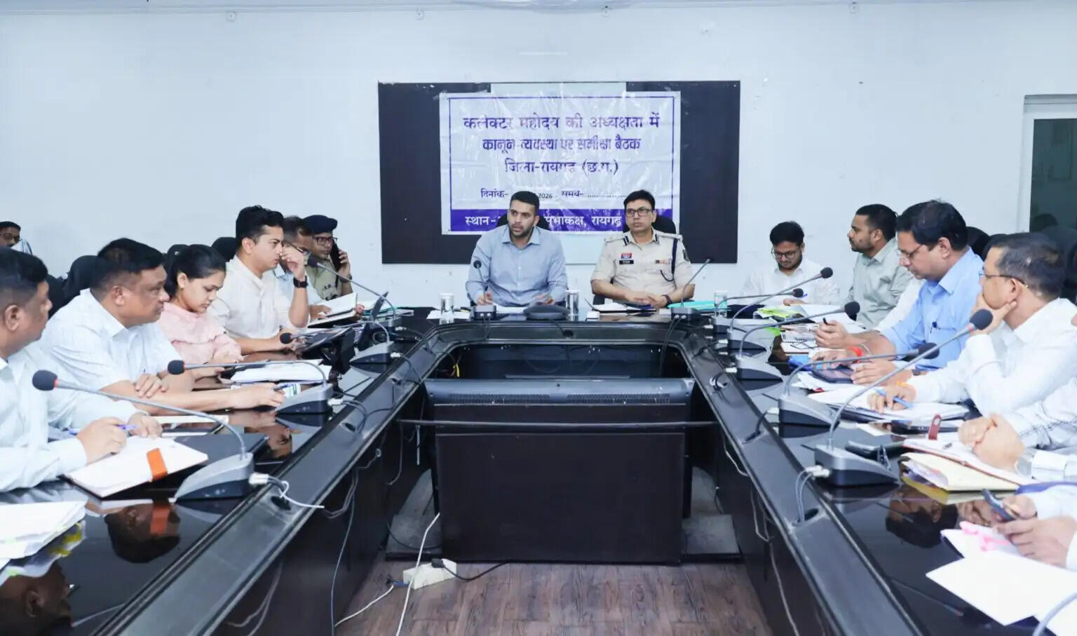 कलेक्टर -एसएसपी ने सड़क सुरक्षा, पीएम-राहत योजना सहित 16 एजेंडों पर की समीक्षा