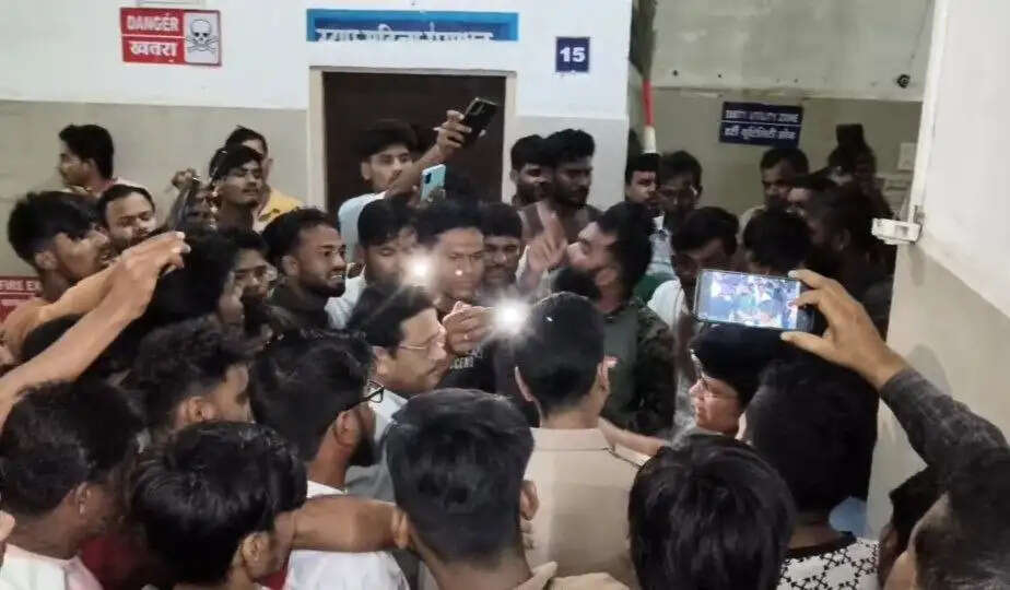 दमोहः हिनौता में जुआ फड़ पर पुलिस कार्रवाई के बाद व्यक्ति की मौत, परिजनों ने लगाया मारपीट का आरोप; आठ पुलिसकर्मी लाइन अटैच