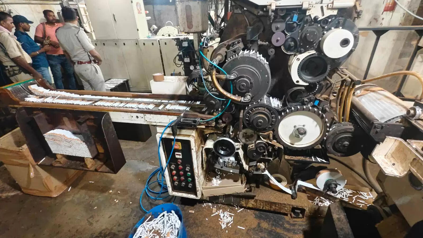 नकली सिगरेट बनाने वाली फैक्ट्री को पुलिस ने किया उद्भेदन