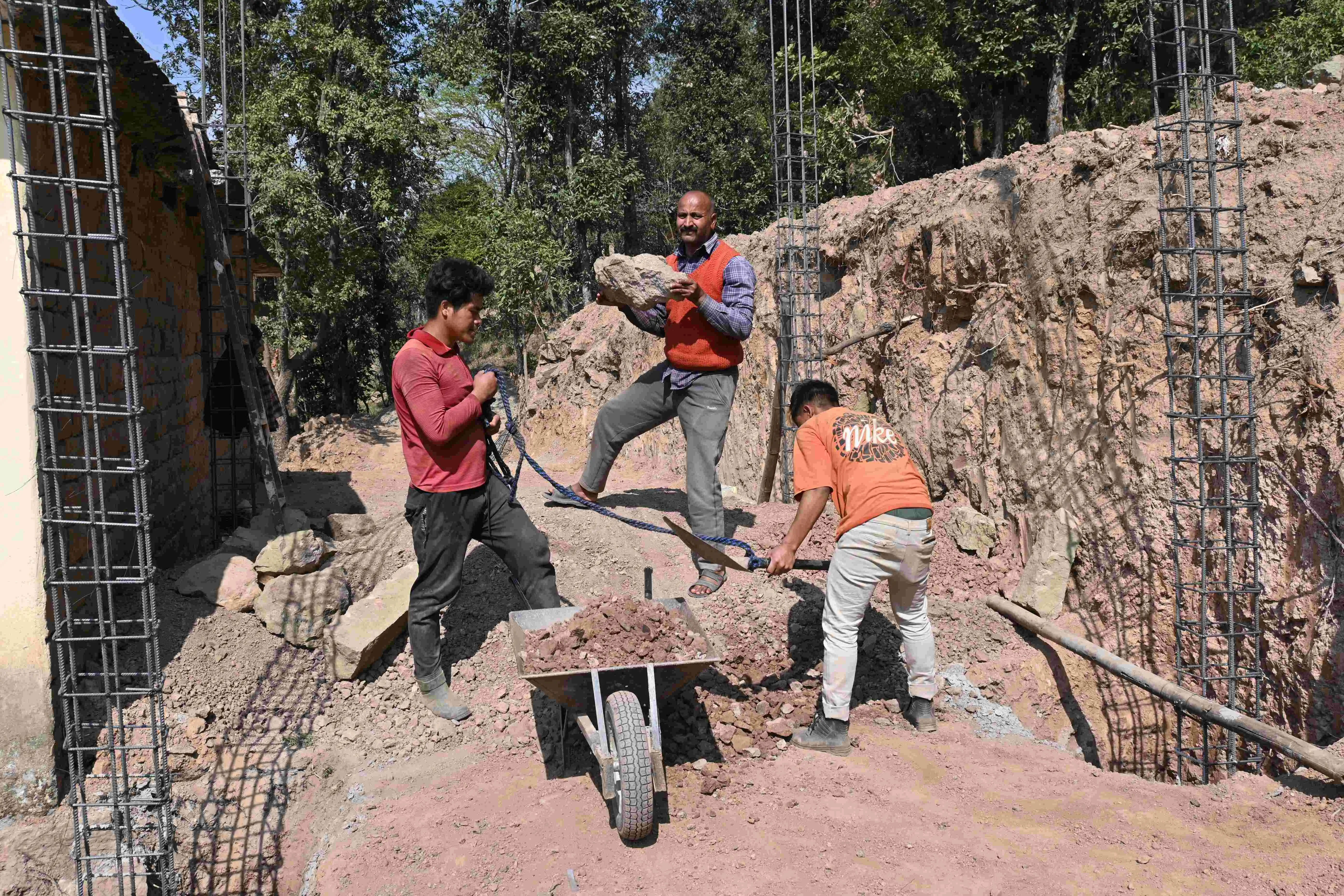 बरसात में उजड़ा आंगन हुआ गुलजार: धियूं गांव के धर्मपाल का फिर से बनने लगा आशियाना