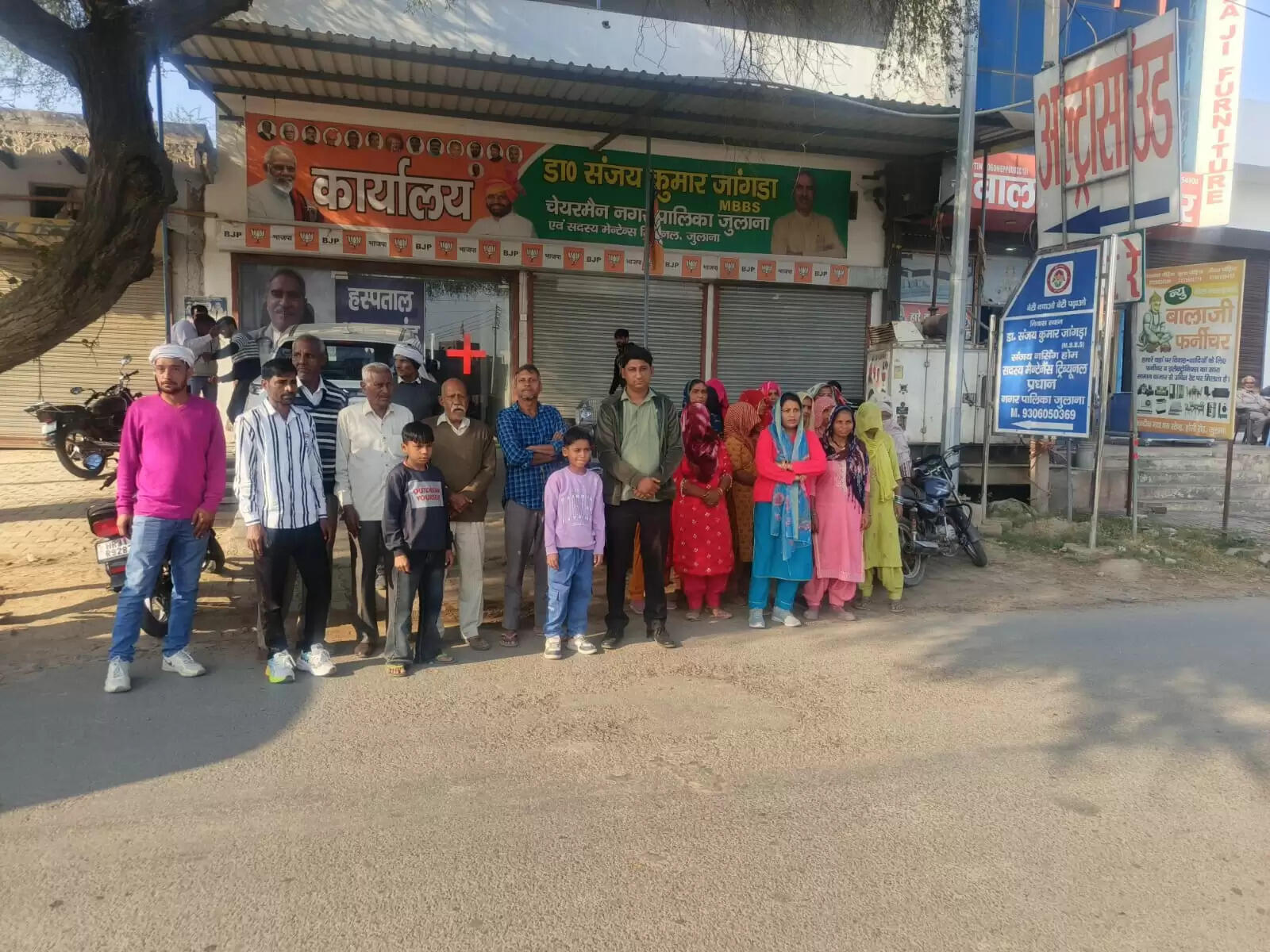 जींद : लोगों ने पाइप बिछवाने की मांग को लेकर किया हंगामा