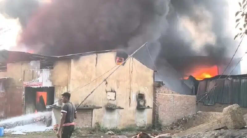 असमः रबर का गोदाम जलकर राख, भारी नुकसान