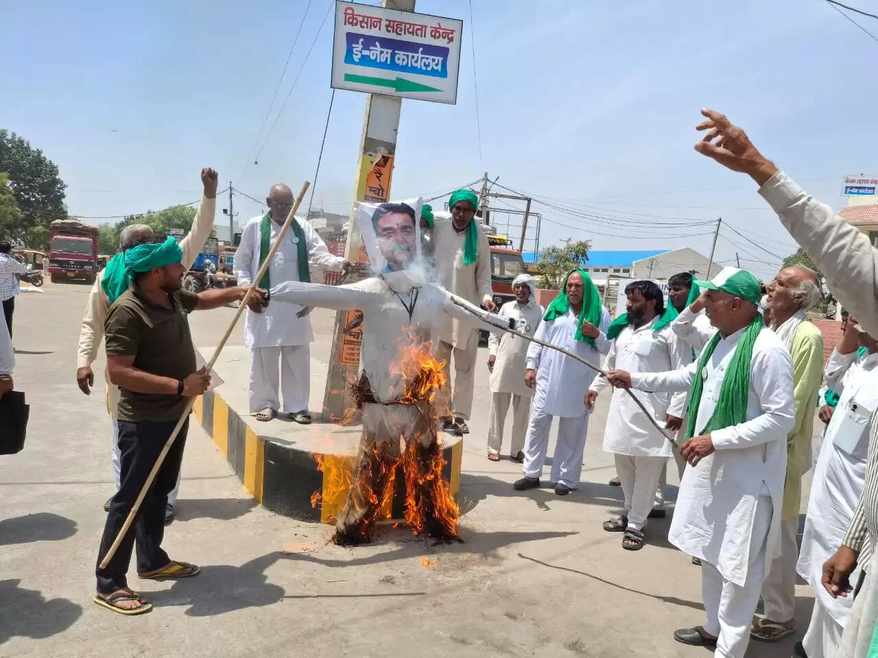 जींद : भाकियू ने फूंका डिप्टी स्पीकर का पुतला