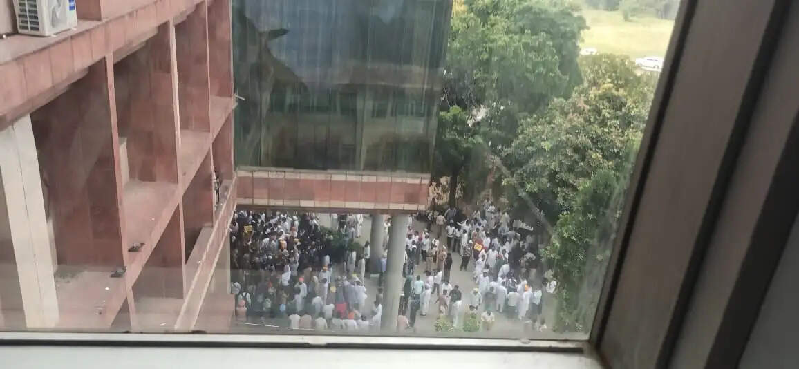 ईडी के छापों से गरमाई पंजाब की राजनीति, आप कार्यकर्ताओं ने घेरा गमाडा दफ्तर