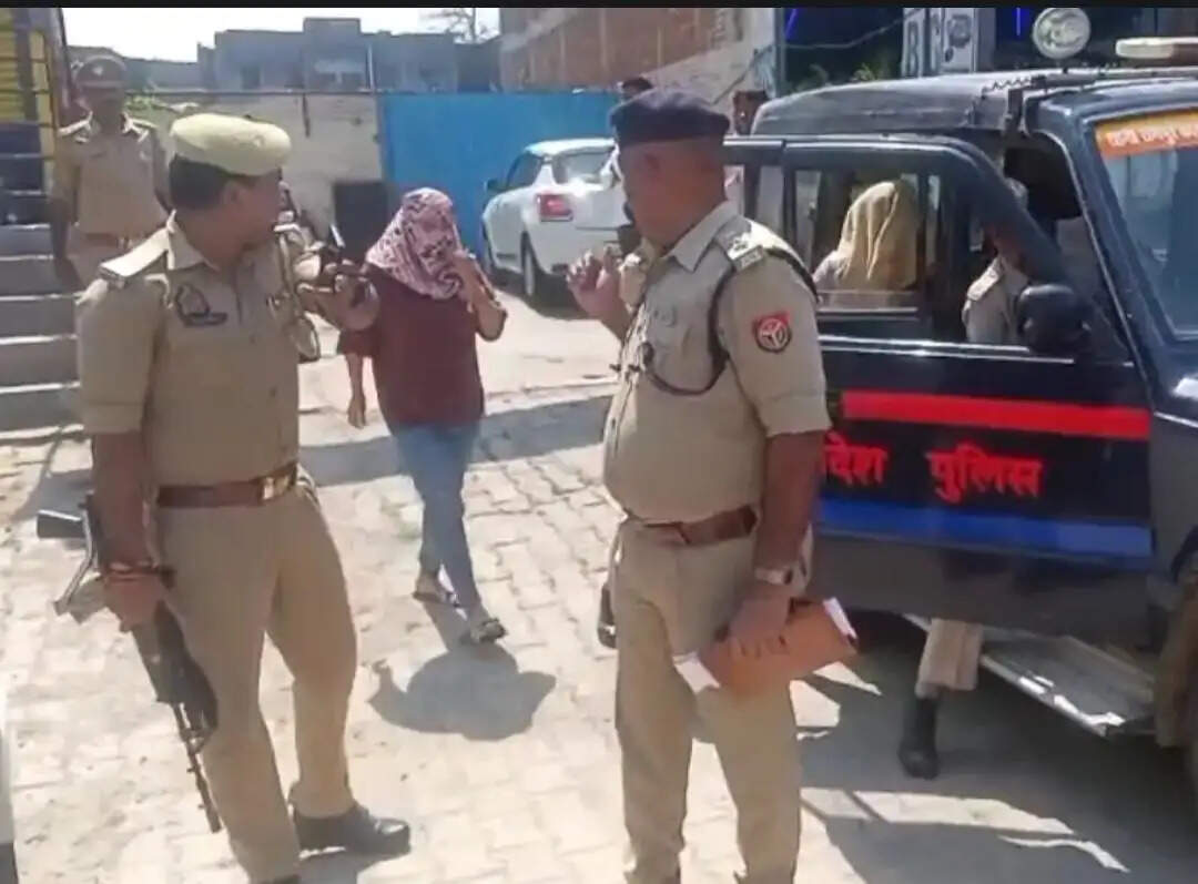 देवरिया में कई स्पा सेंटर में पुलिस का छापा, कई युवक- युवतियां हिरासत में