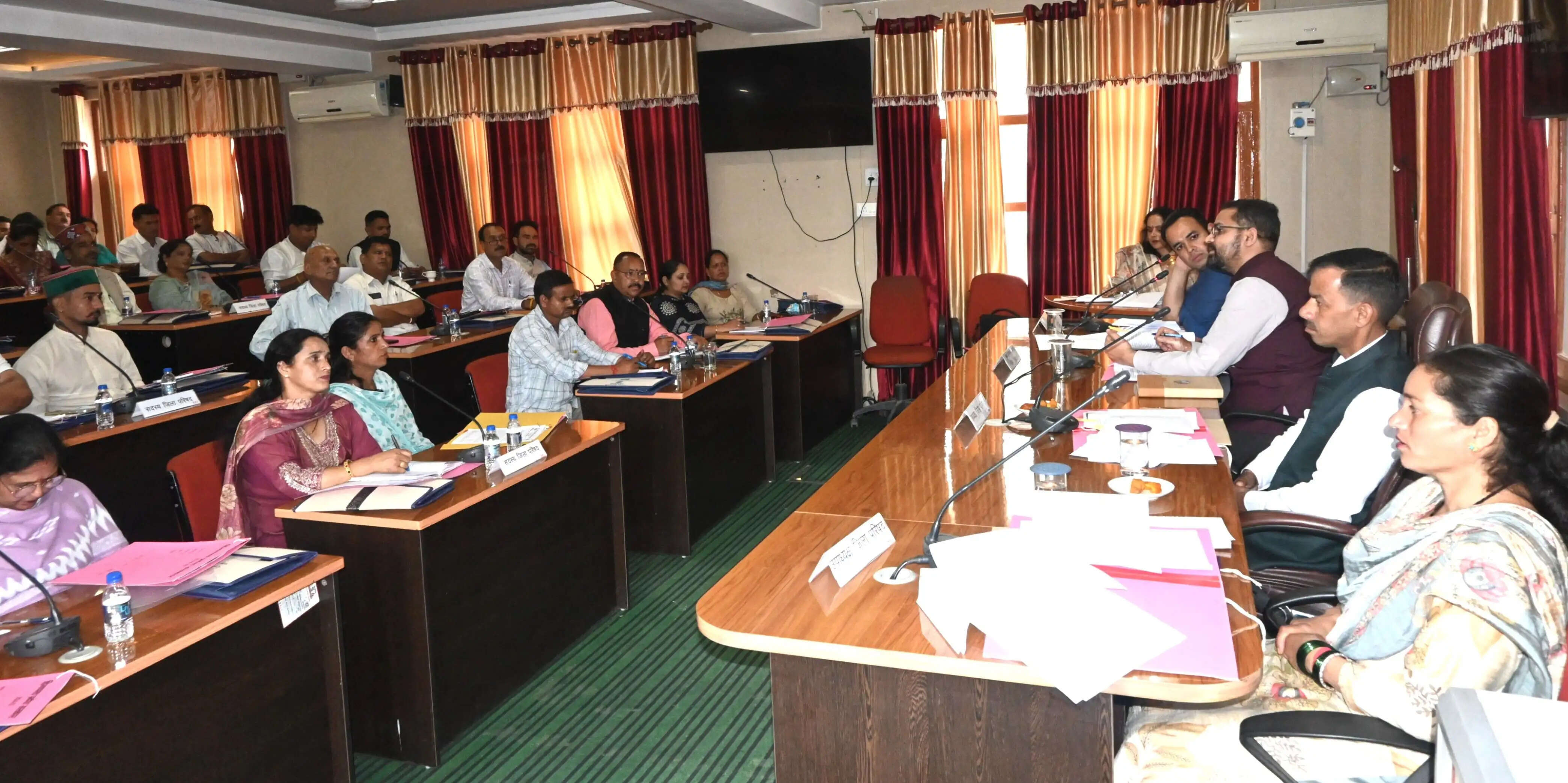 मंडी जिला परिषद की पहली बैठक में विकासात्मक एवं जनहित मुददों पर चर्चा