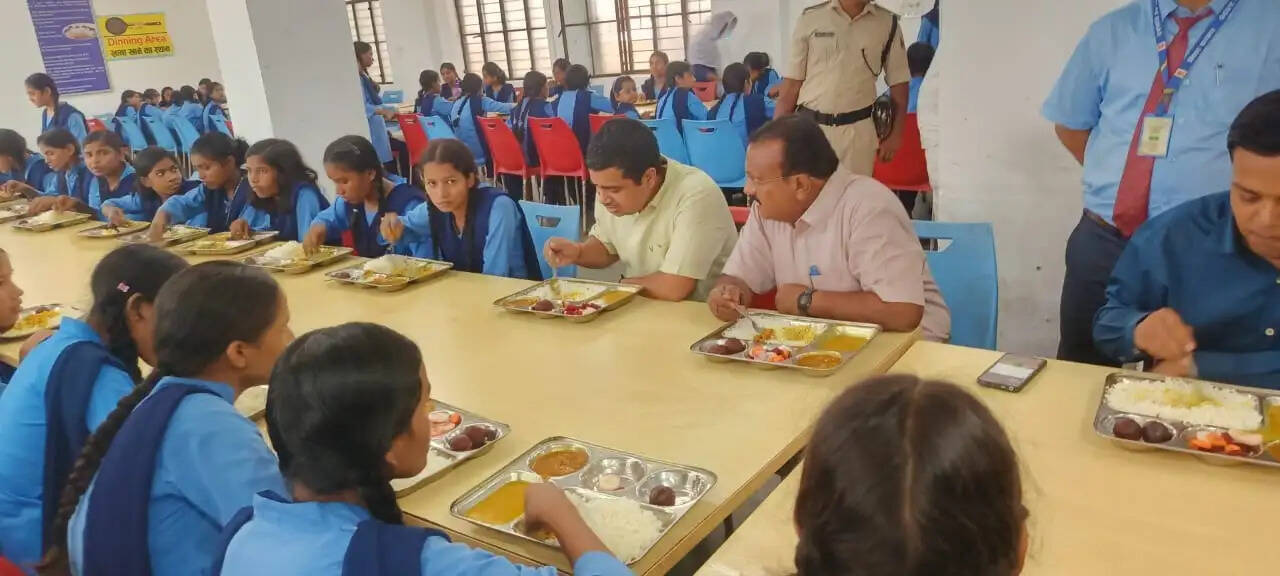 अंबेडकर आवासीय विद्यालय में डीएम ने छात्राओं के साथ किया भोजन
