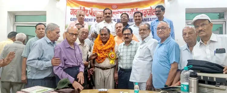 गोल्डन कार्ड योजना की विसंगतियों पर भड़के पेंशनर्स, सामूहिक ऑप्ट आउट की चेतावनी