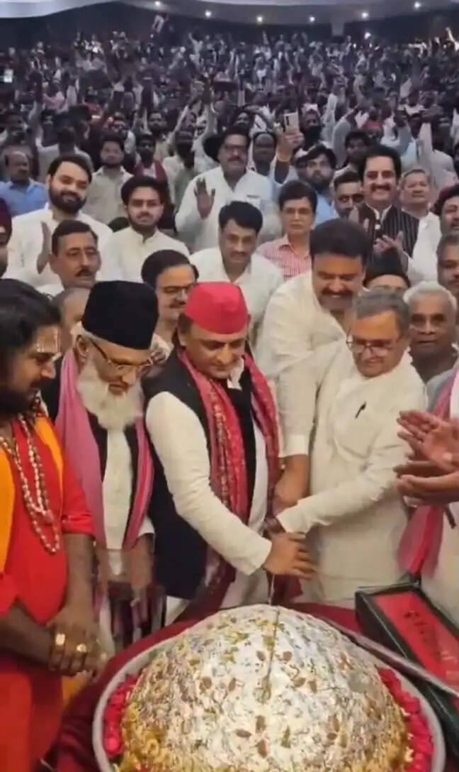 सांसदों को तोड़कर भाजपा अब संविधान बदलना चाहती है : अखिलेश यादव