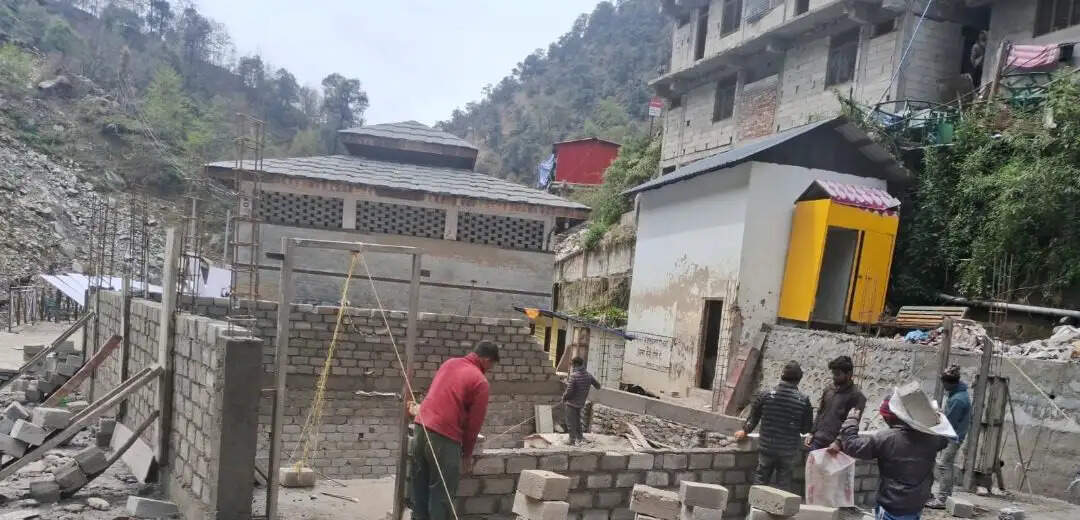 गौरीकुंड तप्त कुंड के पुनर्निर्माण का कार्य तेज, श्रद्धालुओं के लिए बन रहे चेंजिंग रूम