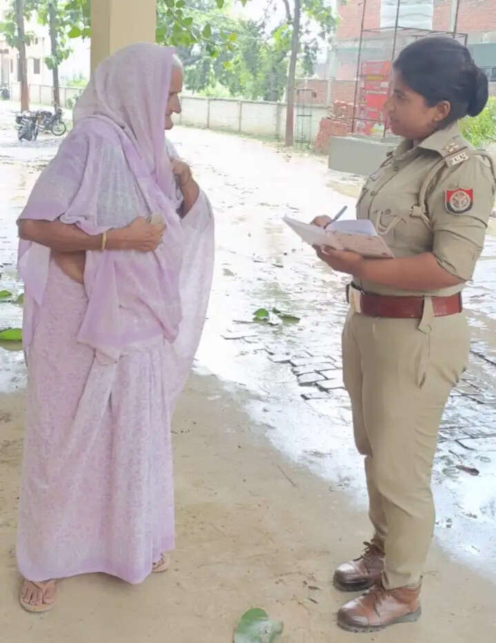 कम्यूनिटी पुलिसिंग यूनिट ने वरिष्ठ नागरिकों से किया संवाद, सुरक्षा और साइबर अपराधों के प्रति किया जागरूक