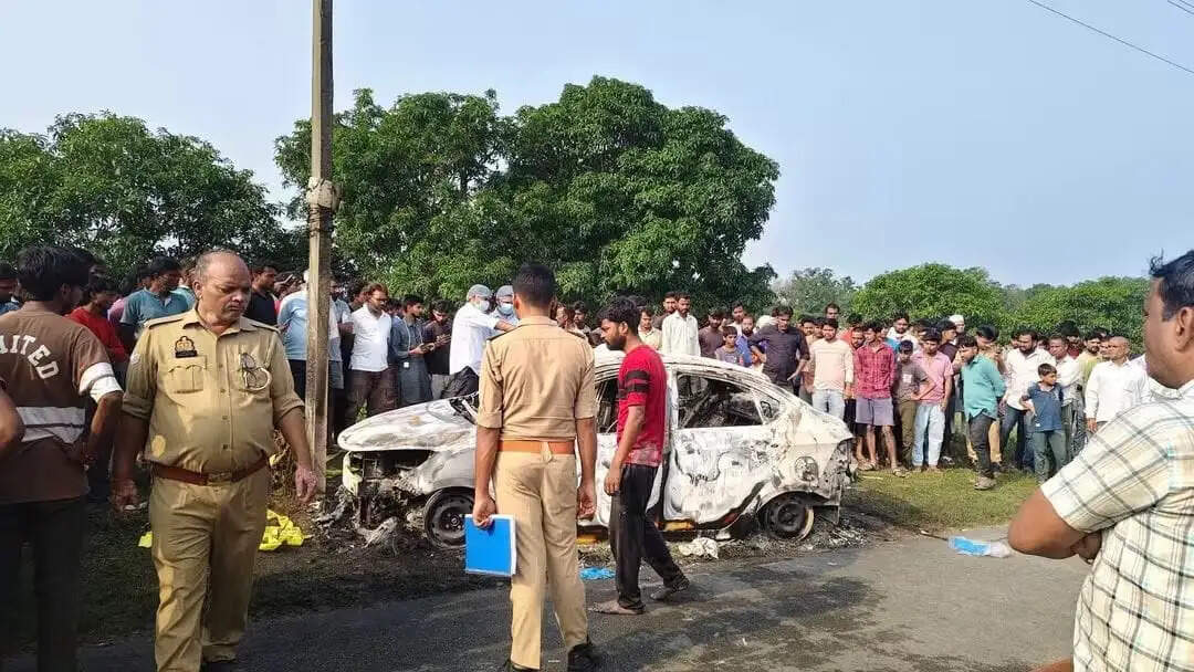 चलती कार में लगी भीषण आग, चालक की जिंदा जलकर मौत