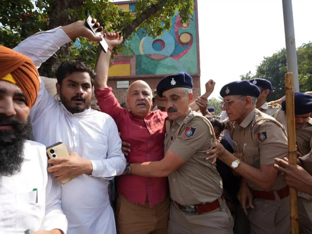 चंडीगढ़ में सीईसी ज्ञानेश कुमार के खिलाफ 'आप' का प्रदर्शन, मनीष सिसोदिया समेत कई नेता हिरासत में