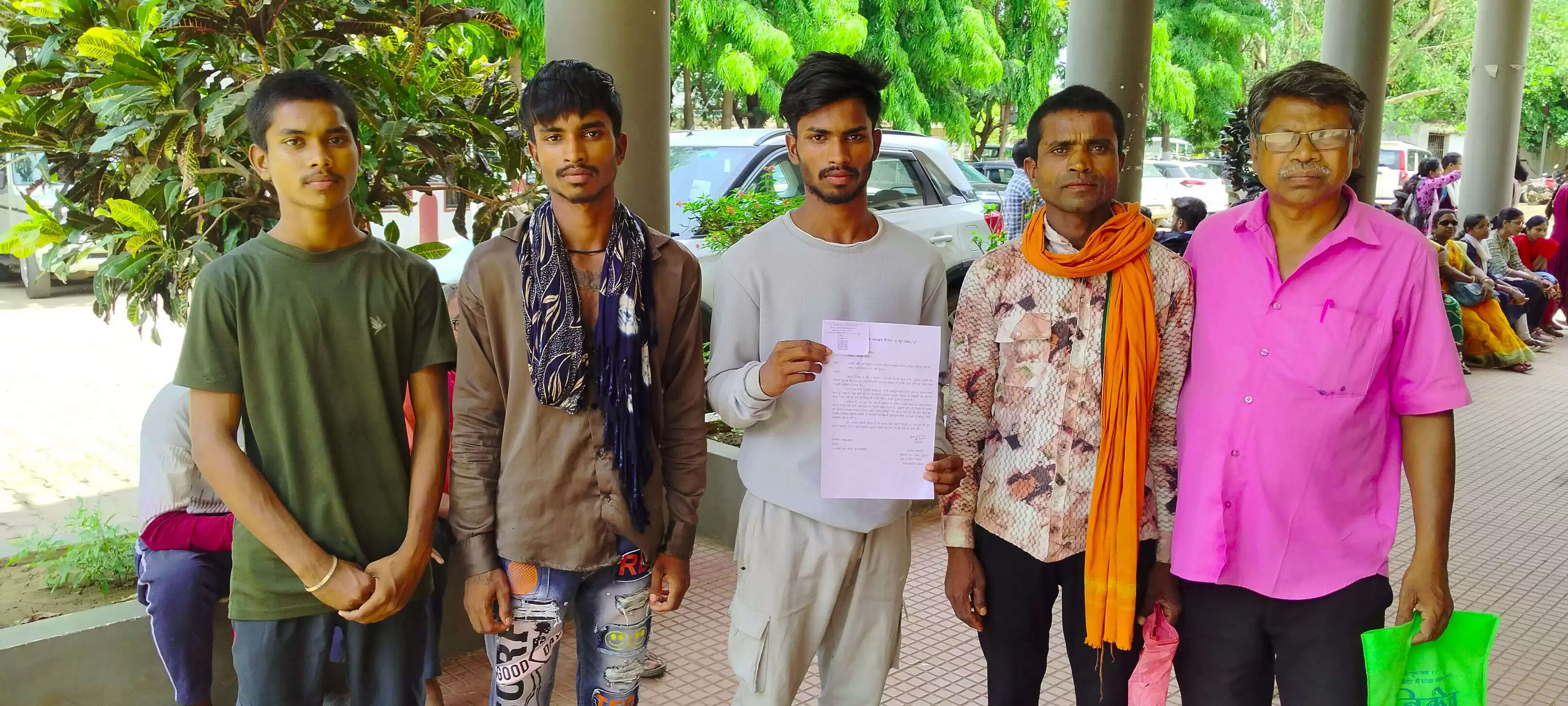 फौजी के पिता व तीन भाईयों को पीएम आवास के लिए नहीं मिल रही जगह