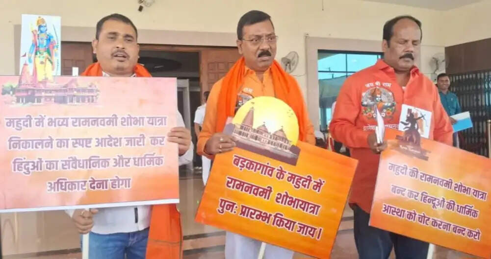 झारखंड विधानसभा परिसर ‘जय श्रीराम’ के नारों से गूंजा, डीजे प्रतिबंध को लेकर भाजपा-आजसू विधायकों का विरोध