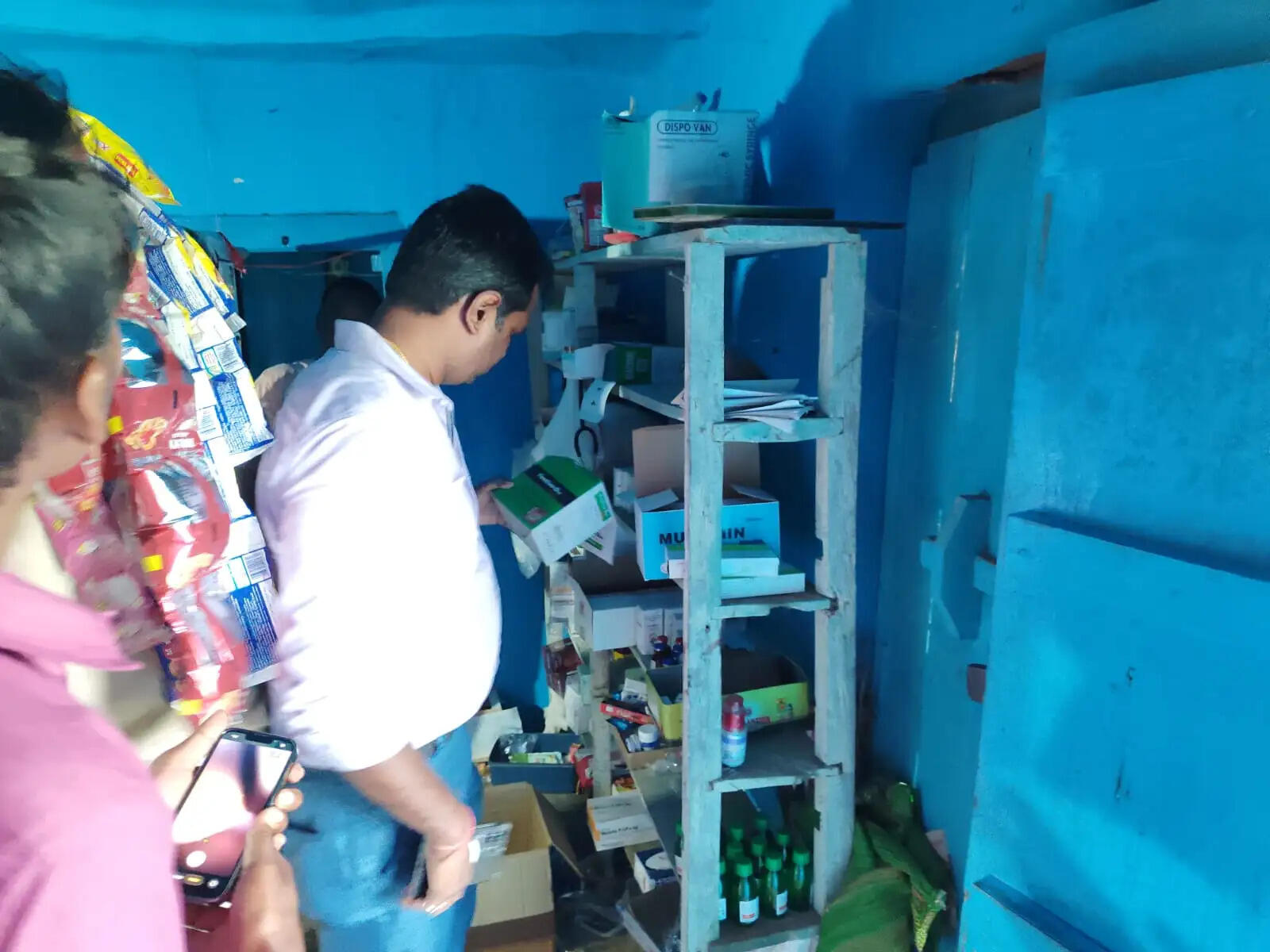 राजपुर में अवैध क्लीनिकों पर प्रशासन की कार्रवाई, चार ठिकाने सील; दवाइयां जब्त
