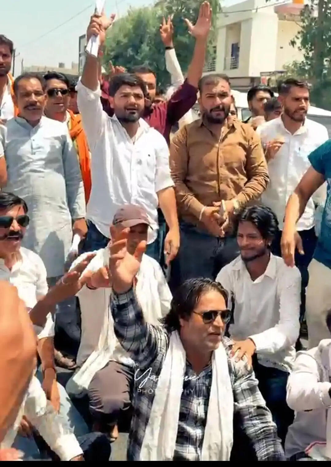 नौतपा में बिजली कटौती से भड़का ग्रामीणों का गुस्सा, सड़क पर बैठकर किया चक्काजाम
