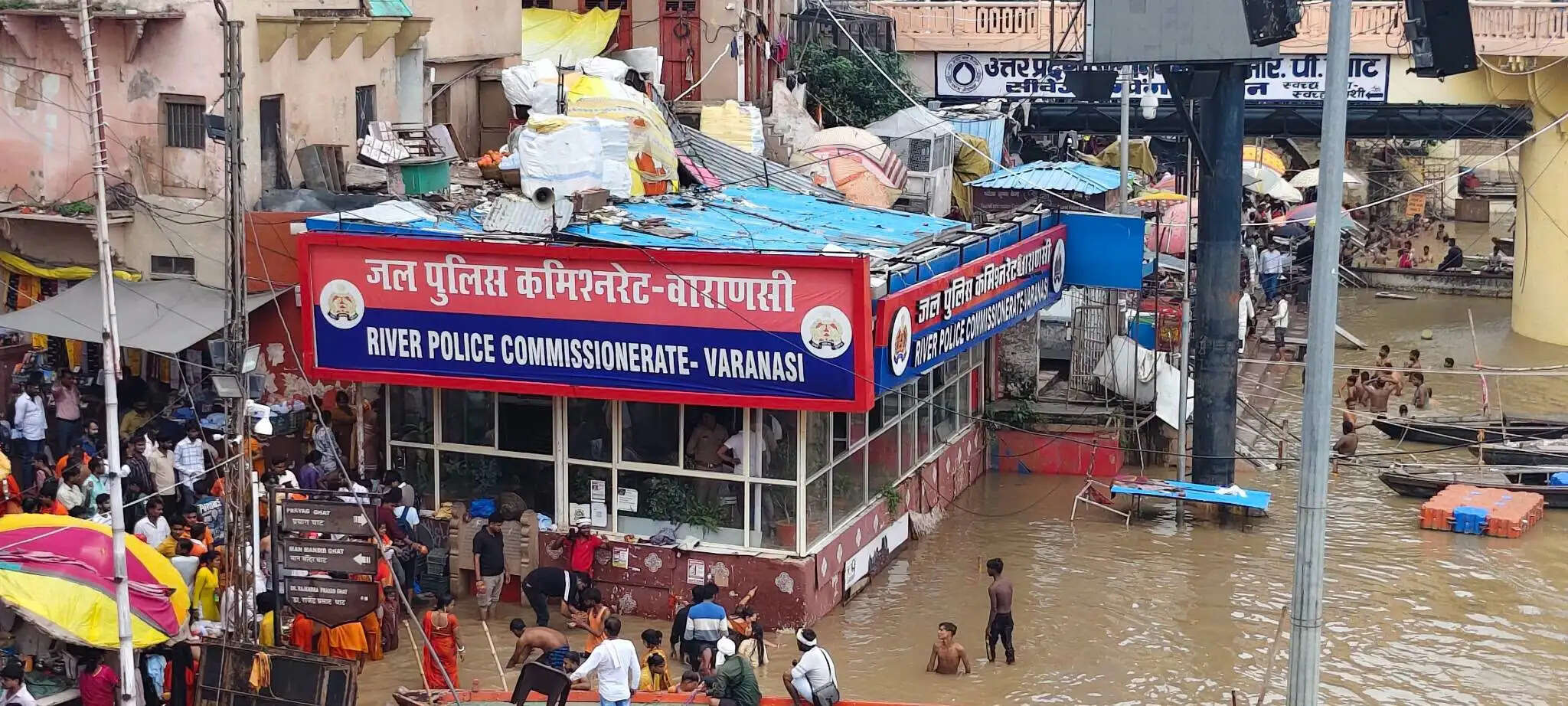 वाराणसी में गंगा का जलस्तर चेतावनी बिंदु के करीब, घाटों पर एनडीआरएफ और जल पुलिस की लगातार पेट्रोलिंग