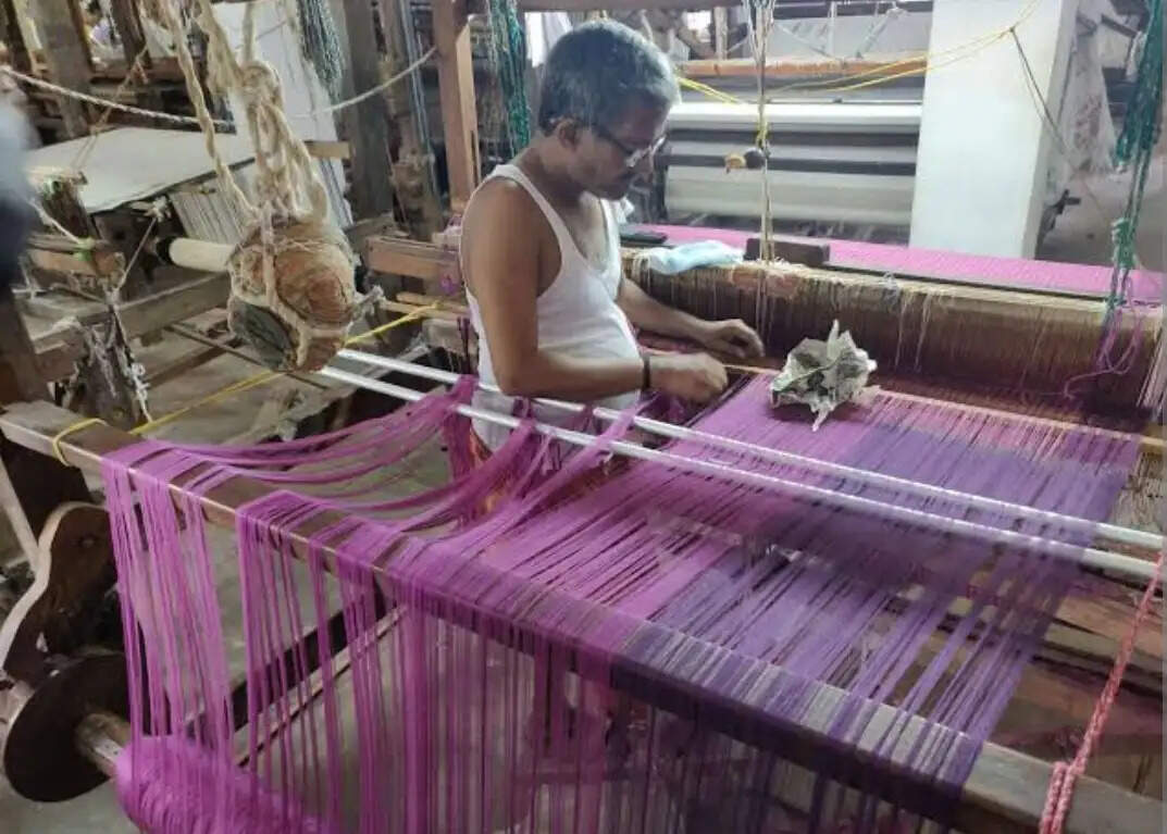 संकट और नई उम्मीदों के बीच झूलता बुनकर उद्योग