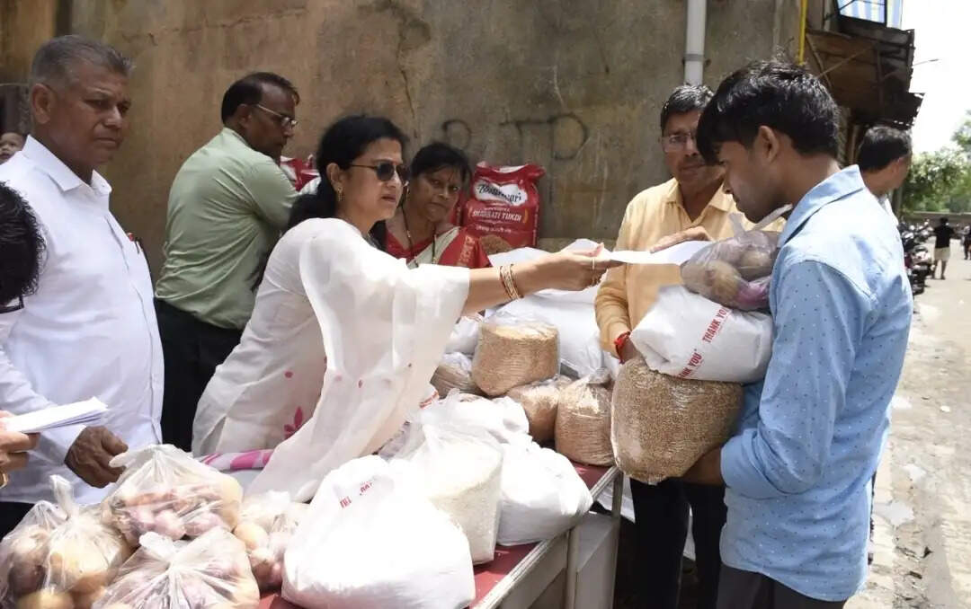 सूरत में बाढ़ प्रभावित परिवारों को राशन किट और आर्थिक सहायता वितरित