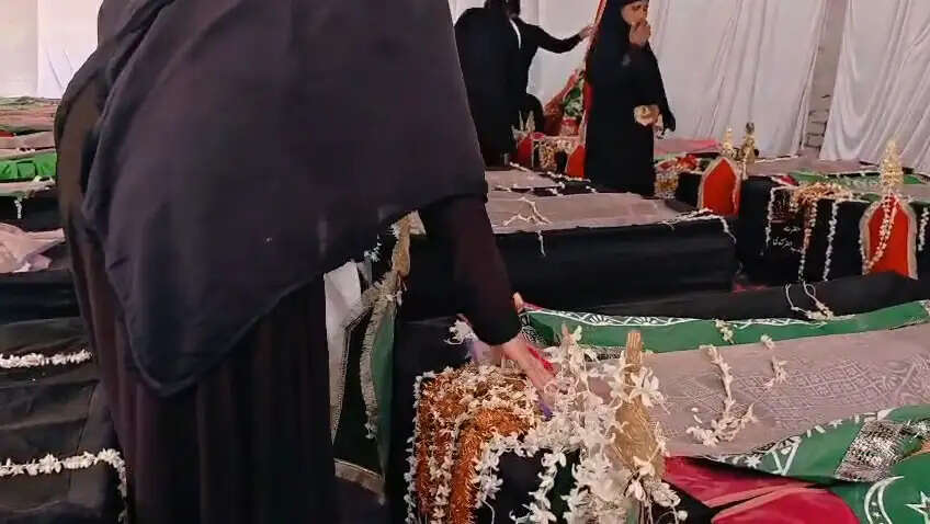 सदर इमामबारगाह में उठा 72 ताबूत का कदीमी जुलूस, हज़ारों लोगों ने पेश किया पुरसा