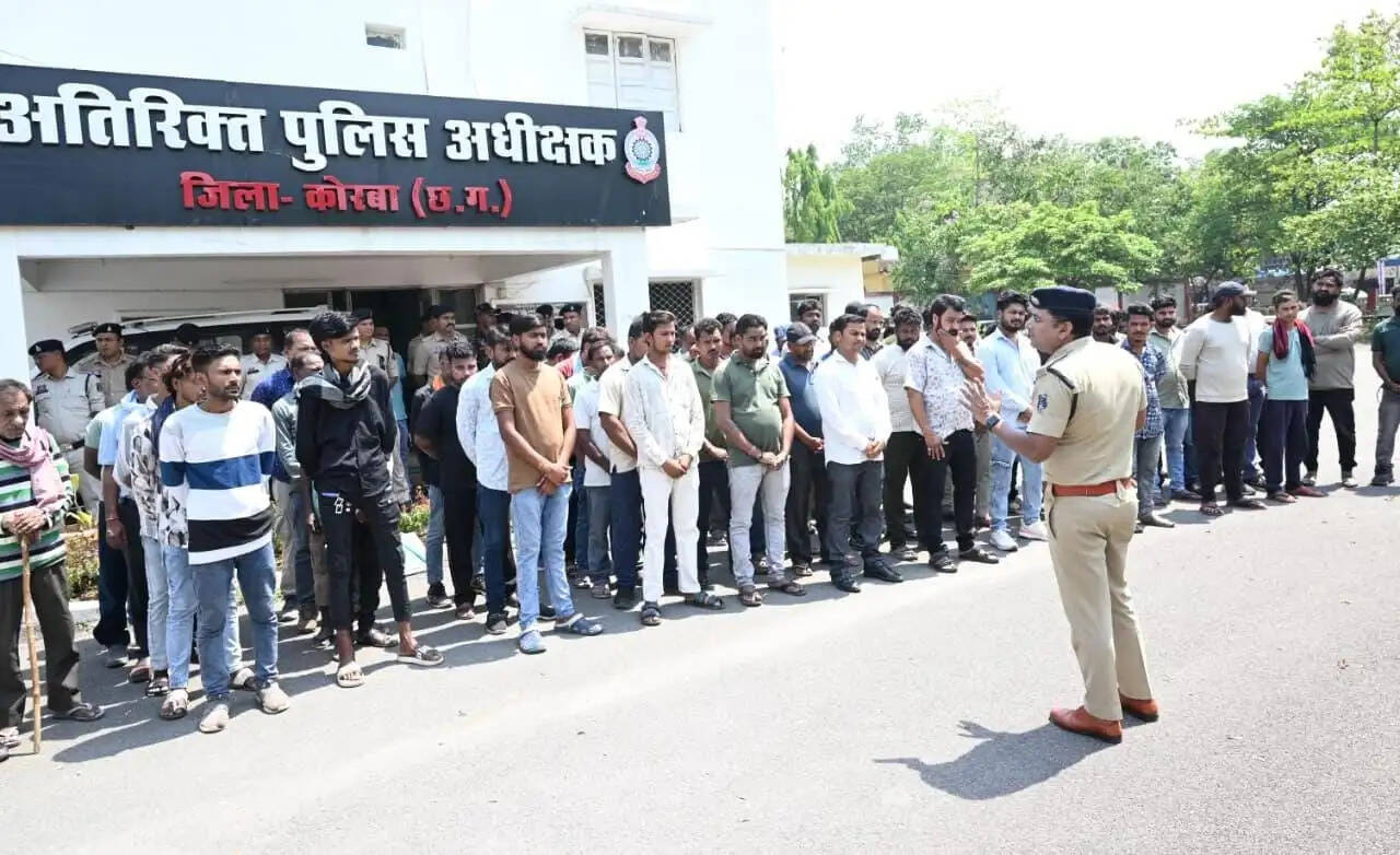 कोरबा : 90 से अधिक निगरानी बदमाशों की पुलिस लाइन में परेड, अपराध छोड़ने की चेतावनी